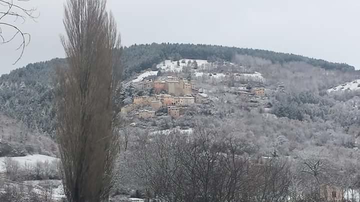 Appartamento Castello Di Cammoro Sellano Eksteriør billede