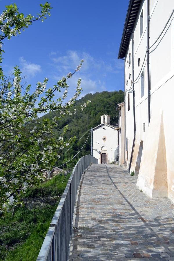 Appartamento Castello Di Cammoro Sellano Eksteriør billede