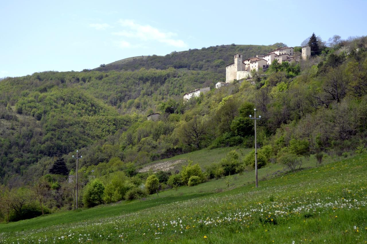 Appartamento Castello Di Cammoro Sellano Eksteriør billede